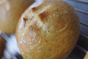 丸いパンがいい形。いい香り。
