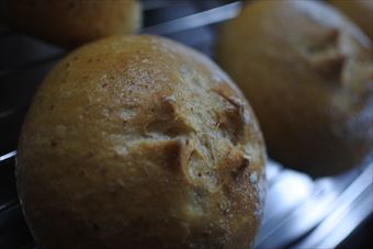 みんな笑顔になる。焼き立ての天然酵母パン