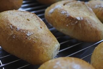 焼き立てのパンを冷ましているところ