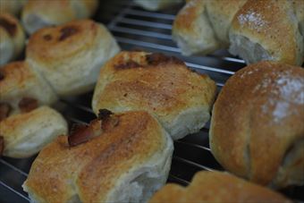 ベーコンをたくさん入れて焼いたパン