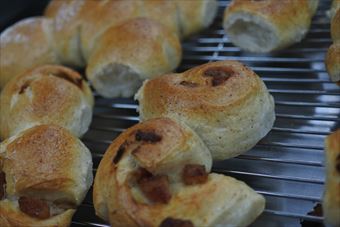 ベーコンの入ったパンが売られています