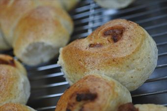 ハムが混ぜ込んであるパン