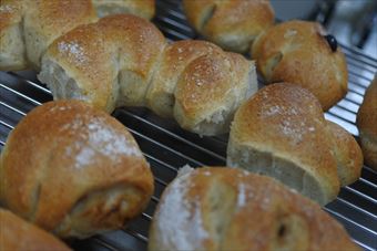 焼き立てのパンが並んでいる