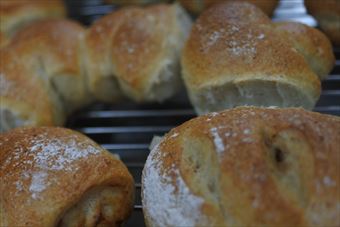 パン屋さんに並んでいました