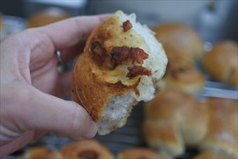 パン屋さんで焼き立てを早速いただきました。