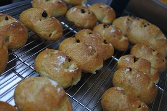 パンが焼きあがって並べられている