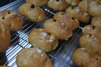 小さなパンを並べる