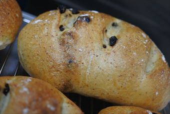 この大きなパンにはレーズンが入っています