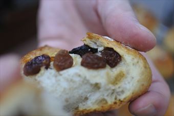 焼き立てのレーズンパンを食べてみる