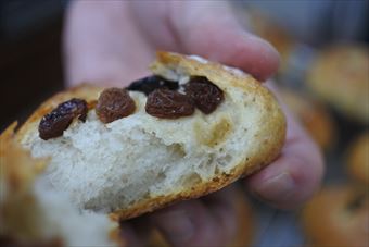 パンの中からレーズン出てきたよ