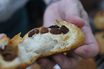 焼き立てのパンを食べてみます