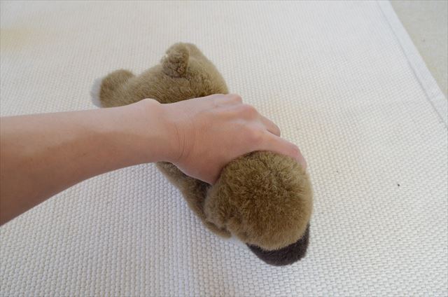 ぬいぐるみ 人間 抑える かわいそう