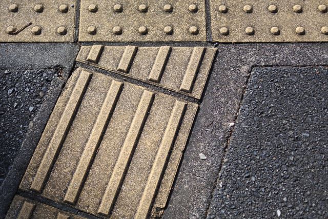 点字ブロック 障碍者 盲人 安全 横断歩道 障害者