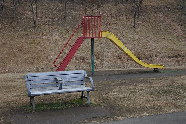 滑り台 ベンチ 公園 無人 誰もいない 寂しい 孤独 泥