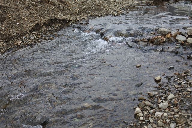 川 流れ 穏やか 水 河原 石