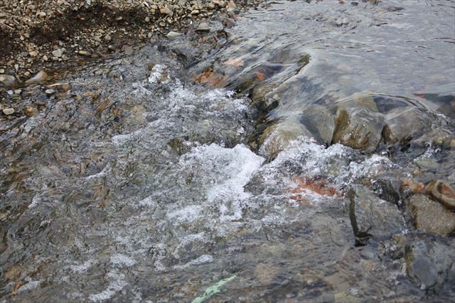 川 流れ 水 河原 石 急 激しい
