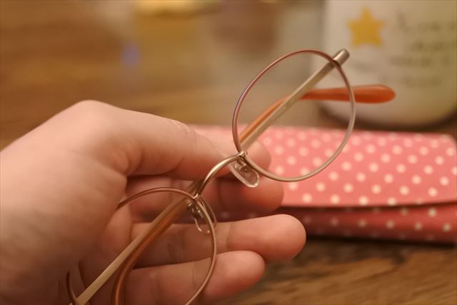 眼鏡 メガネ 老眼鏡 手に持っている