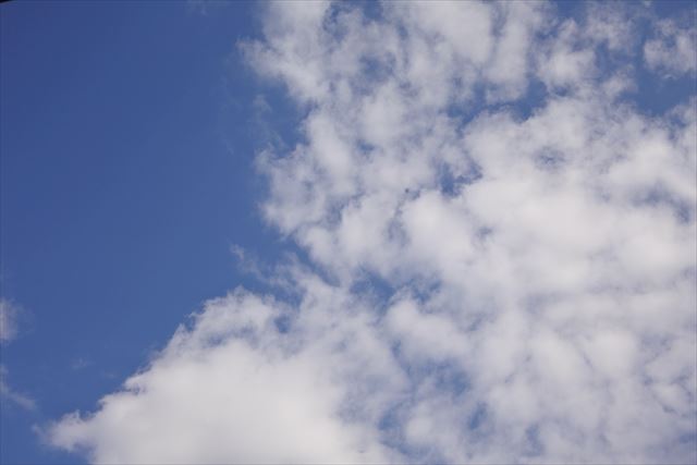 青空 雲 春 気持ちがいい 深呼吸
