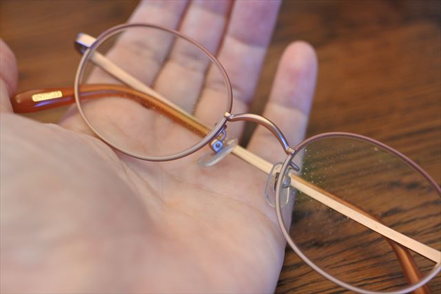 メガネ 手 持つ
