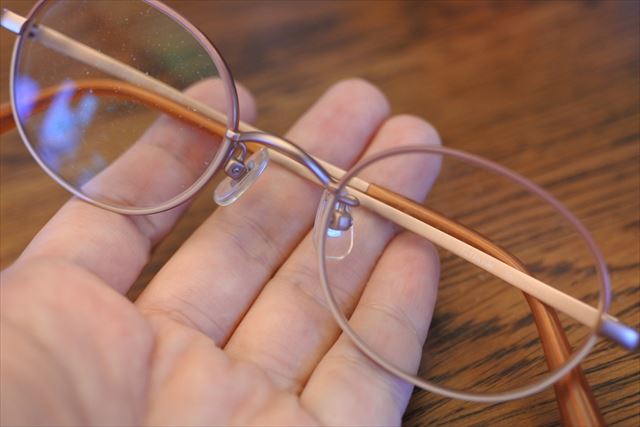 眼鏡 ピンク 手のひら