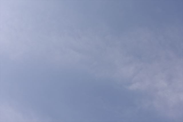 空 薄曇り 雲 白 青