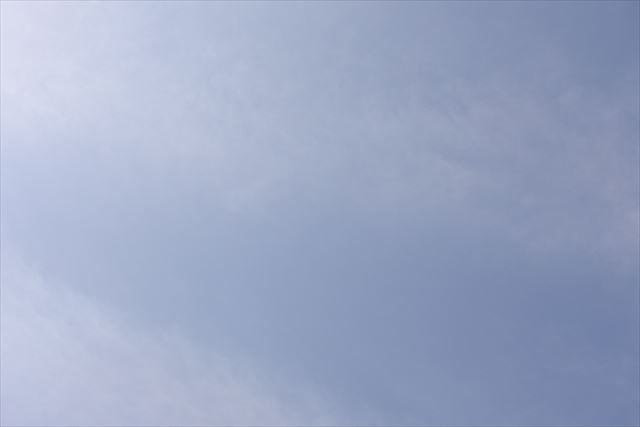 空 雲 薄曇り 青 斜め