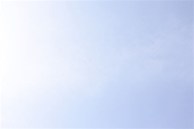 空 太陽 まぶしい 光 青 水色