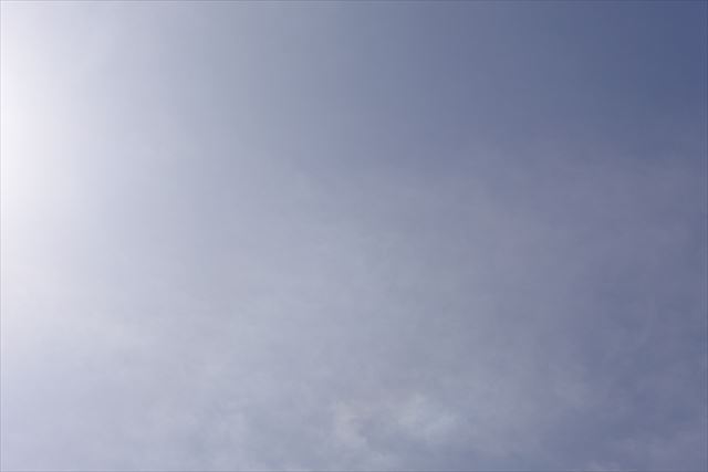 空 太陽 まぶしい 光 青 雲