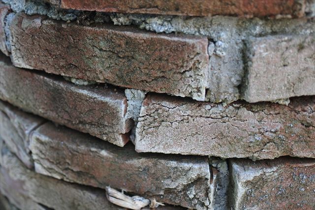 煉瓦 割れた 汚れた 古びた