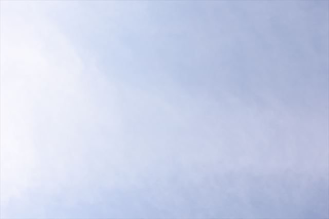 空 太陽 まぶしい 青 白 雲 晴れ 薄日