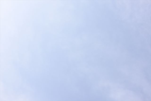 空 雲 青 白 まぶしい