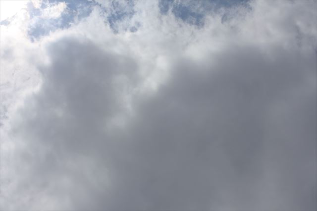 雨雲。奥には夏の青空