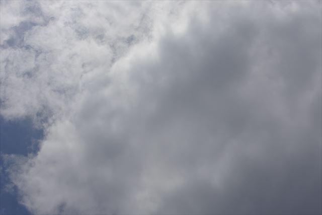 雨雲の向こうに青空