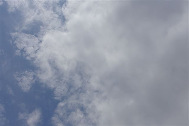 青い空。白い雲。雨が降りそうにも見える