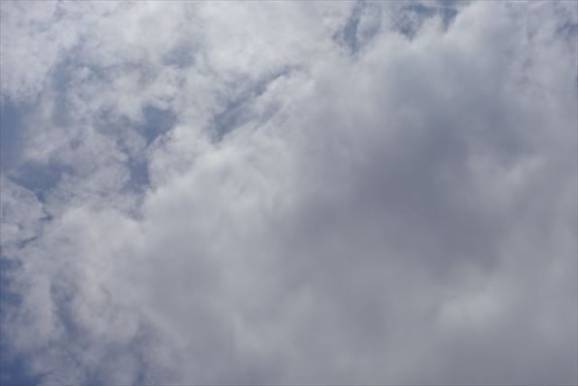 雲がモクモク夏の空