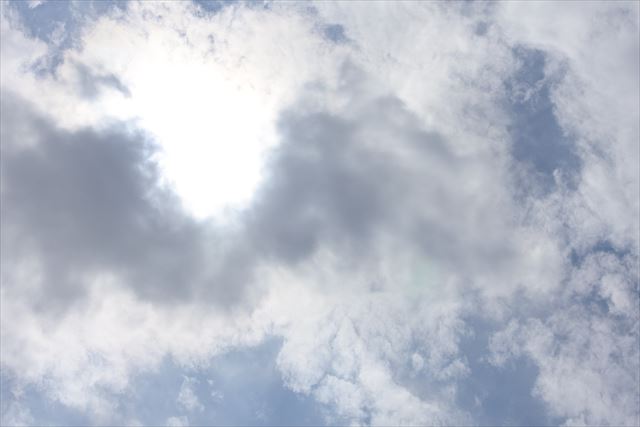 曇 空 光 まぶしい