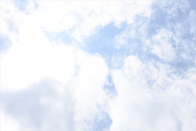 空を見上げた。眩しい