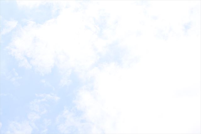 空 眩しい 水色