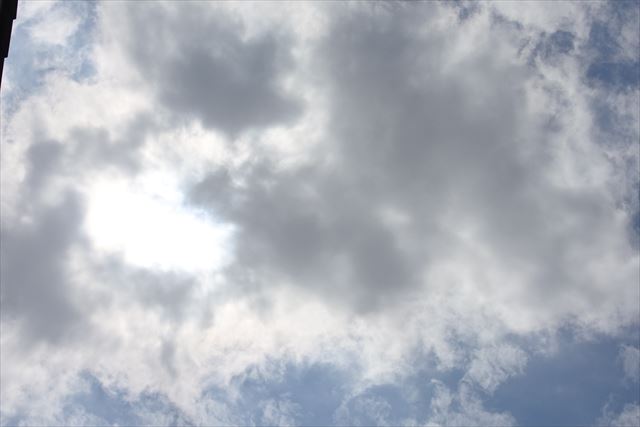 雲の合間から太陽の光が漏れている。