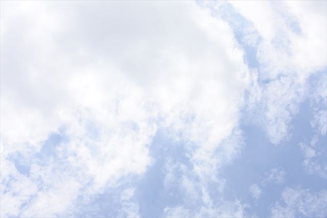 空 太陽 眩しい