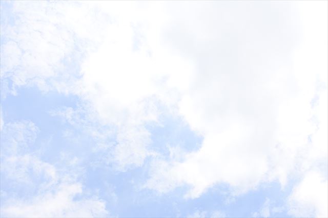 空 快晴 眩しい