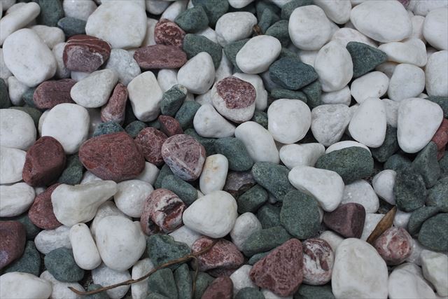 小石 緑 赤 白