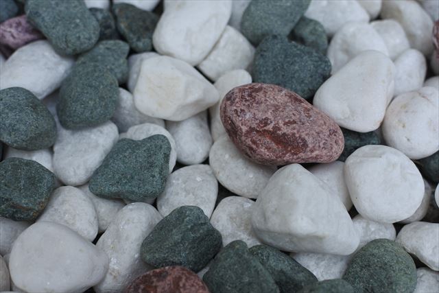 赤 石 ごつごつ