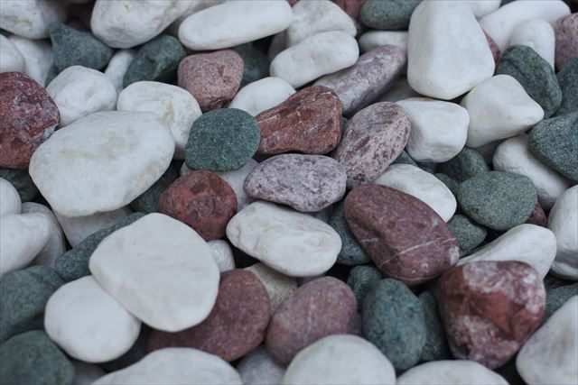 日本庭園 玉石 色とりどり