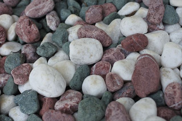 きれい 小石 赤 緑 白