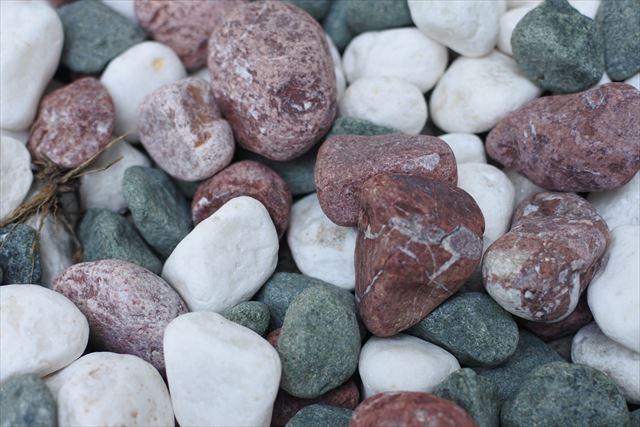 きれいな 石 カラフル