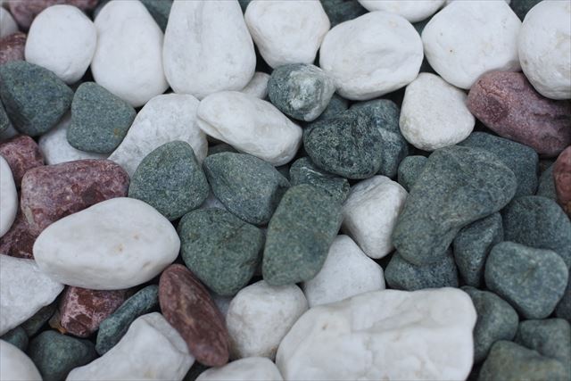 ３色の石 きれい 庭