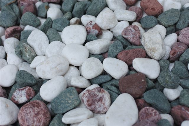 砂利 赤 白