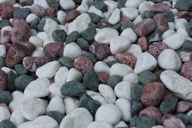 石が敷いてある いろいろな色 緑 赤 白