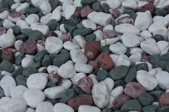 庭園 和風 石 白 赤 緑